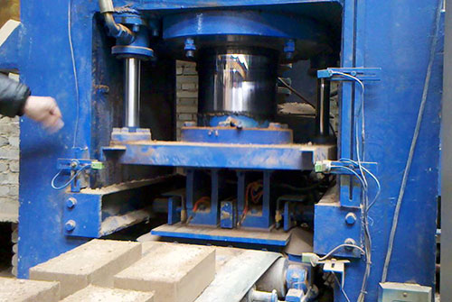 a blue refractory pressing machine/refractory presser